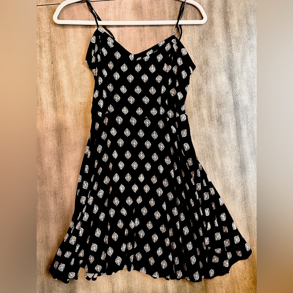 Vintage beautifully patterned mini-flowy dress